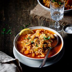 Voici une recette de soupe de chou vert et petit épeautre super simple à faire ! Elle est pleine de goût et bien équilibrée pour sortir de table rassasié !
