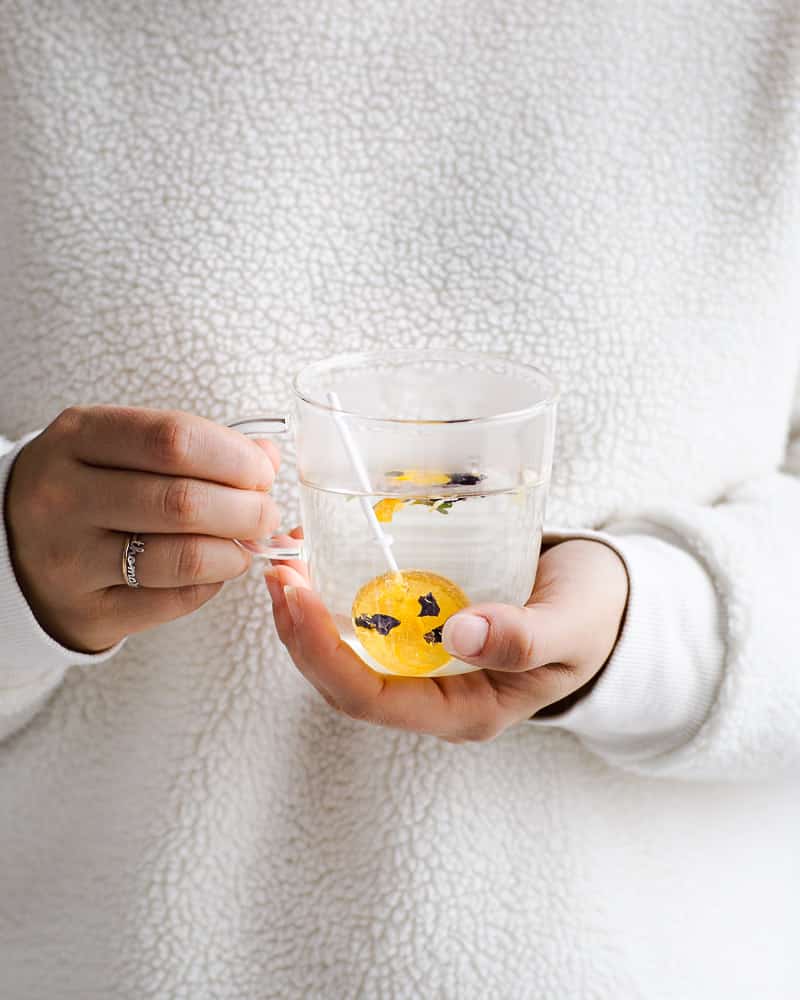 De jolies et délicates sucettes au miel, citron et gingembre à infuser ! A partager ou à offrir, ces petites sucettes sont faciles à réaliser et surtout personnalisables à l'infini...