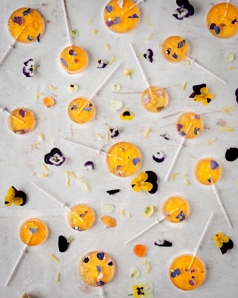 De jolies et délicates sucettes au miel, citron et gingembre à infuser ! A partager ou à offrir, ces petites sucettes sont faciles à réaliser et surtout personnalisables à l'infini...