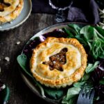 Ces Tourtes Vegan Potimarron et Châtaignes sont juste trop bonnes ! Elles seront parfaites pour un Noël sans viande :)