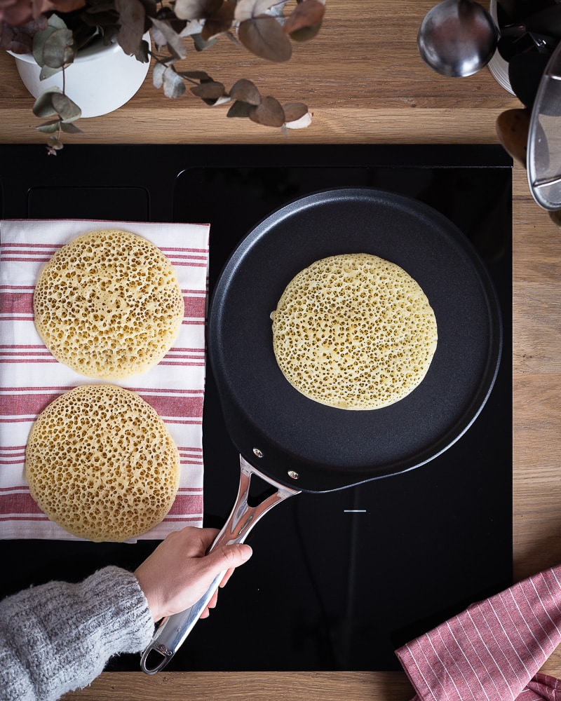 Des crêpes mille trous ultra légères et moelleuses, alvéolées à souhait et spongieuses. Idéales pour le petit déjeuner ou le goûter ! Une recette qui change pour la chandeleur !