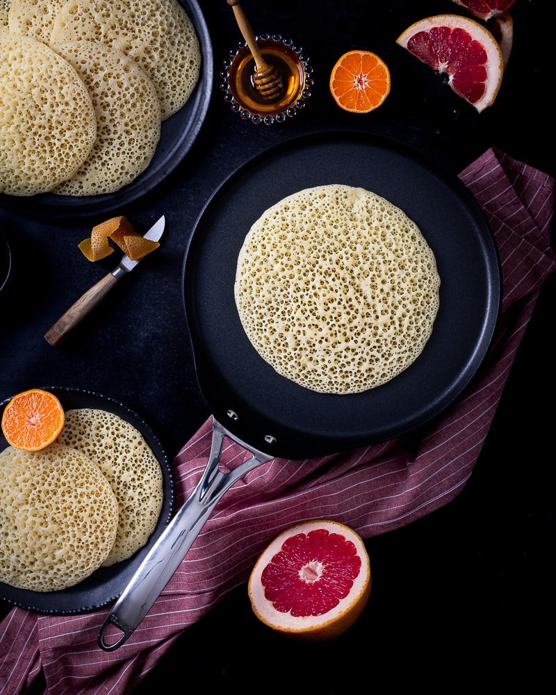 Des crêpes mille trous ultra légères et moelleuses, alvéolées à souhait et spongieuses. Idéales pour le petit déjeuner ou le goûter ! Une recette qui change pour la chandeleur !
