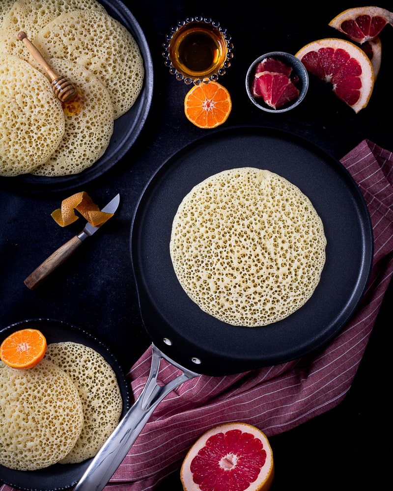 Des crêpes mille trous ultra légères et moelleuses, alvéolées à souhait et spongieuses. Idéales pour le petit déjeuner ou le goûter ! Une recette qui change pour la chandeleur !