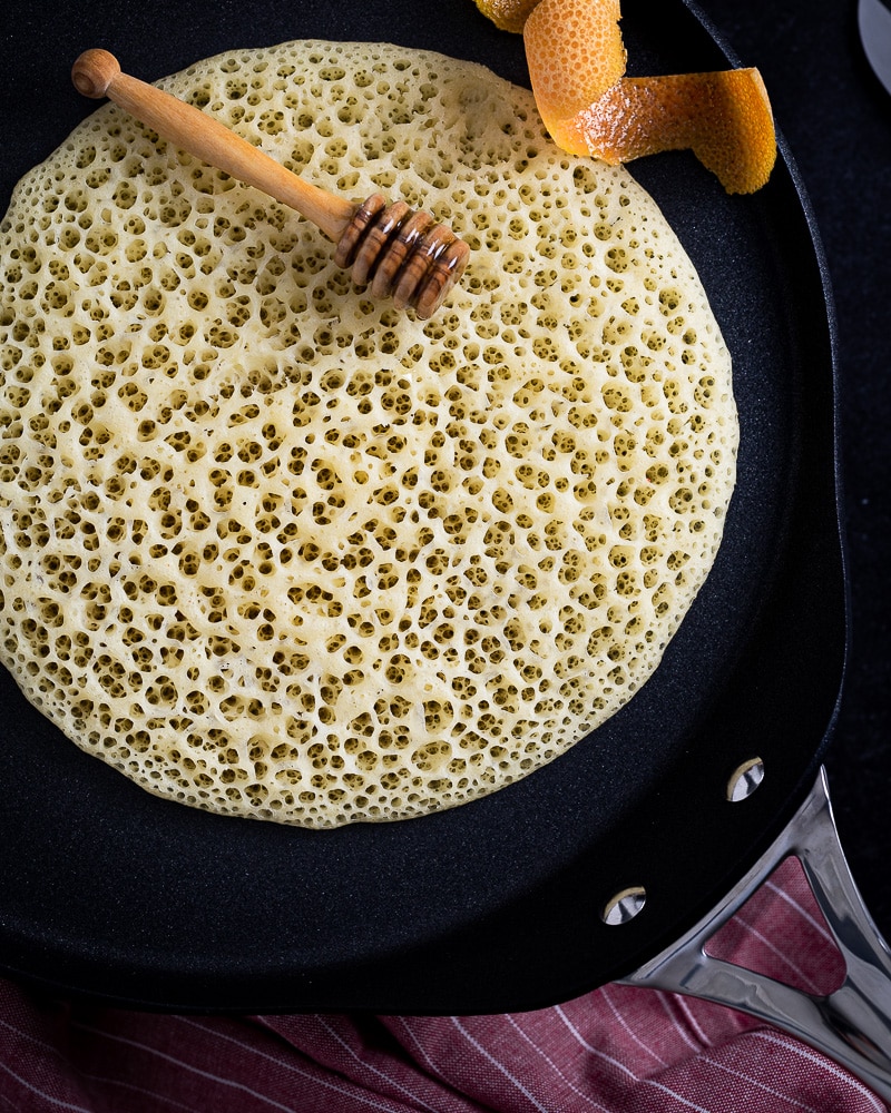 Des crêpes mille trous ultra légères et moelleuses, alvéolées à souhait et spongieuses. Idéales pour le petit déjeuner ou le goûter ! Une recette qui change pour la chandeleur !