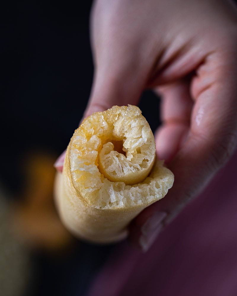 Des crêpes mille trous ultra légères et moelleuses, alvéolées à souhait et spongieuses. Idéales pour le petit déjeuner ou le goûter ! Une recette qui change pour la chandeleur !