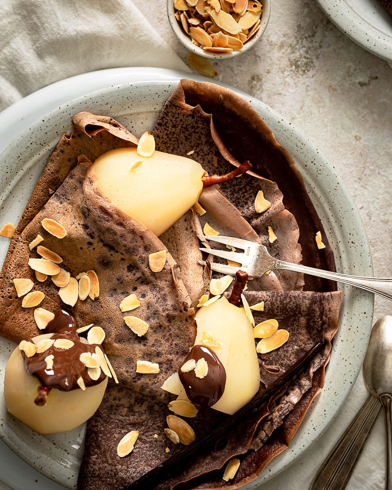 Des crêpes au chocolat gourmandes accompagnées de poires Belle Hélène ultra fondantes recouvertes de chocolat fondu.