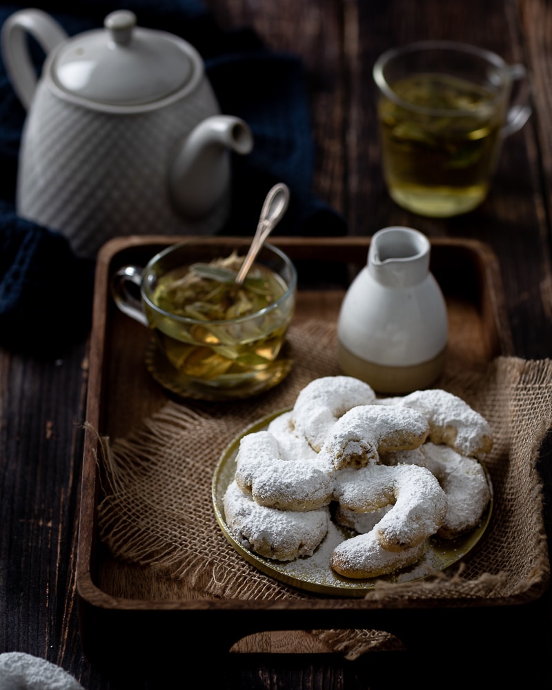 Les Kourabiedes (Sablés Grecs aux Amandes), sont pour moi, un souvenir d'enfance ! Je suis si heureuse d'avoir retrouver une recette qui me renvoient tout droit dans mes souvenirs de vacances dans les Cyclades !