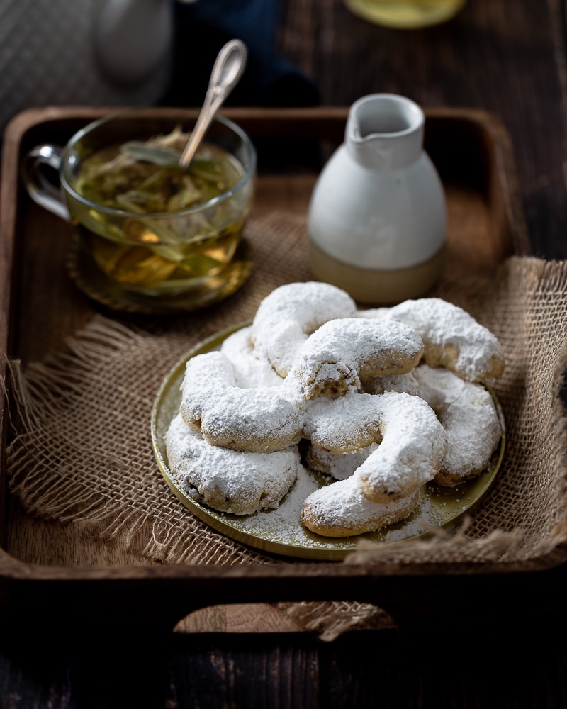Les Kourabiedes (Sablés Grecs aux Amandes), sont pour moi, un souvenir d'enfance ! Je suis si heureuse d'avoir retrouver une recette qui me renvoient tout droit dans mes souvenirs de vacances dans les Cyclades !