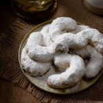 Les Kourabiedes (Sablés Grecs aux Amandes), sont pour moi, un souvenir d'enfance ! Je suis si heureuse d'avoir retrouver une recette qui me renvoient tout droit dans mes souvenirs de vacances dans les Cyclades !