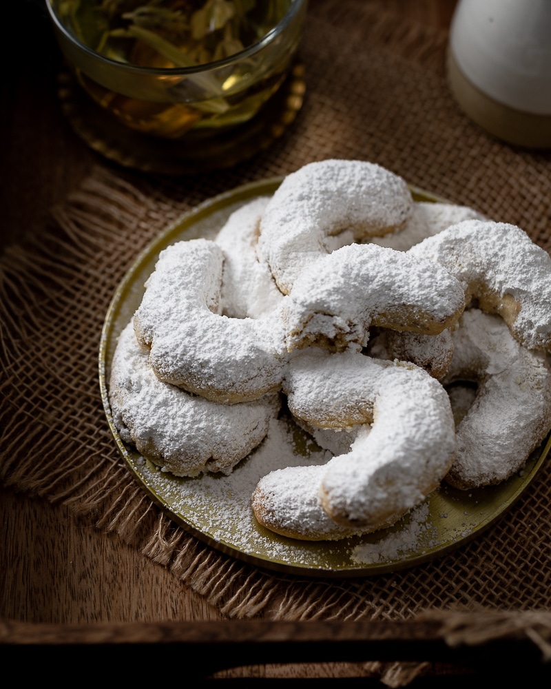 Les Kourabiedes (Sablés Grecs aux Amandes), sont pour moi, un souvenir d'enfance ! Je suis si heureuse d'avoir retrouver une recette qui me renvoient tout droit dans mes souvenirs de vacances dans les Cyclades !
