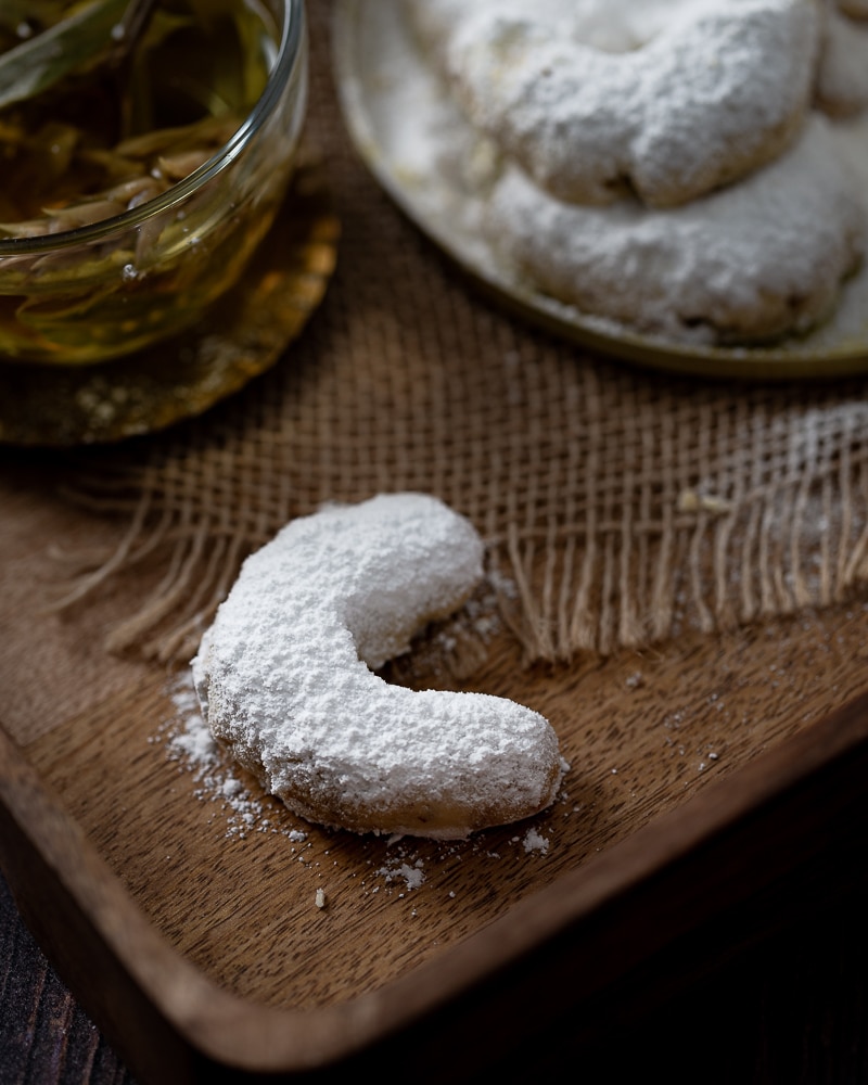 Les Kourabiedes (Sablés Grecs aux Amandes), sont pour moi, un souvenir d'enfance ! Je suis si heureuse d'avoir retrouver une recette qui me renvoient tout droit dans mes souvenirs de vacances dans les Cyclades !