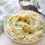 Voici ma recette de purée classique super crémeuse, pour ceux qui en auraient besoin ! Après tout, à part les patates, on y met quoi ?