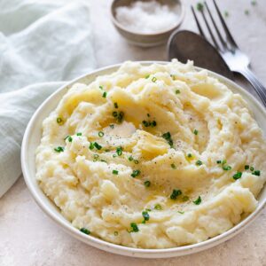 Voici ma recette de purée classique super crémeuse, pour ceux qui en auraient besoin ! Après tout, à part les patates, on y met quoi ?