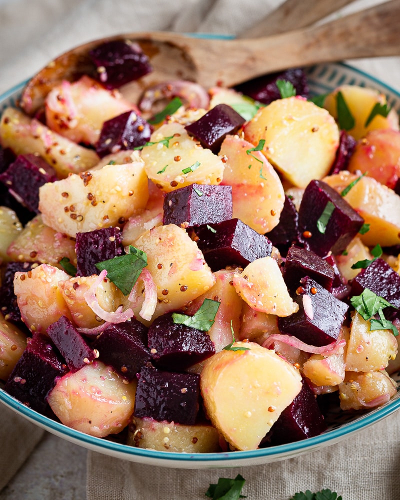 J’adore cette Salade toute simple de Betterave et Pomme de Terre ! Et pour moi, qui ne suis vraiment pas une grande fana de betterave… C’est assez inattendu !