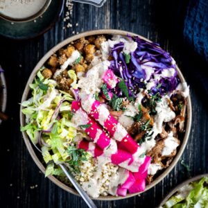 Ce Shawarma Bowl Vegan est une belle découverte ! On y retrouve les saveurs des shawarma libanais, mais sans viande et en salade !