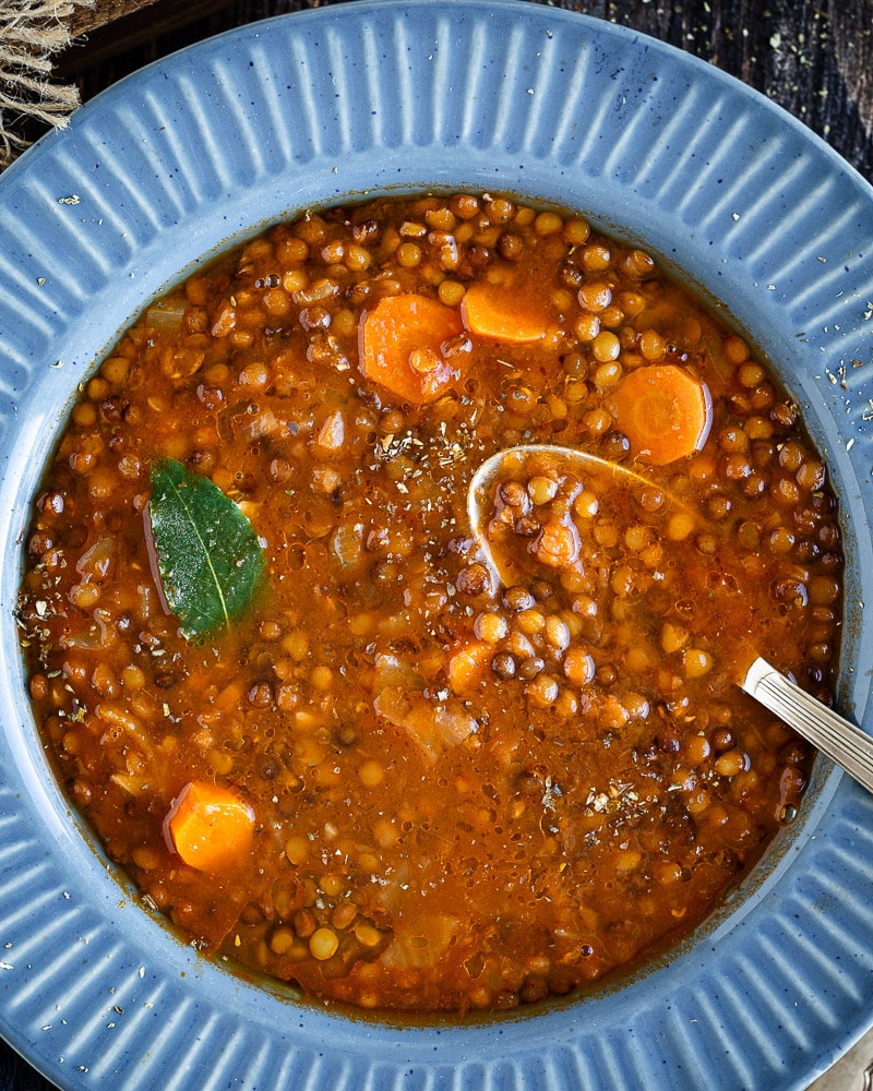 Les fakès, vous connaissez ? Ce sont les lentilles en grec, et en général, on les cuisine comme ça, en soupe, accompagnées de fêta et d'olives ! Le régal !