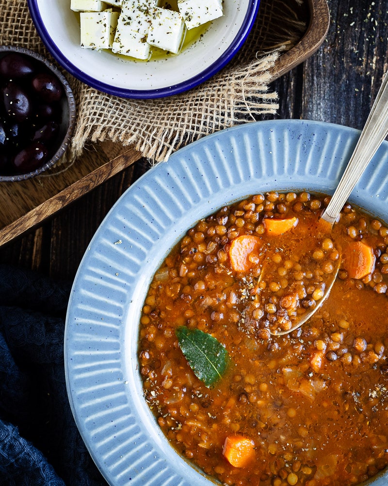 Les fakès, vous connaissez ? Ce sont les lentilles en grec, et en général, on les cuisine comme ça, en soupe, accompagnées de fêta et d'olives ! Le régal !