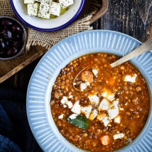Les fakès, vous connaissez ? Ce sont les lentilles en grec, et en général, on les cuisine comme ça, en soupe, accompagnées de fêta et d'olives ! Le régal !