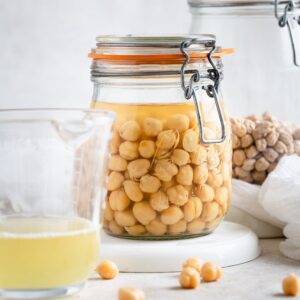 Cet article est dédié à ce liquide fabuleux, on y parlera de comment faire de l’Aquafaba et comment l’utiliser.