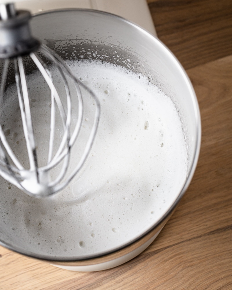 Cet article est dédié à ce liquide fabuleux, on y parlera de comment faire de l’Aquafaba et comment l’utiliser.