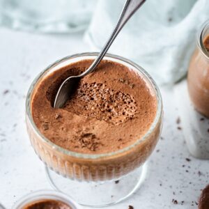 Cet article est dédié à ce liquide fabuleux, on y parlera de comment faire de l’Aquafaba et comment l’utiliser.