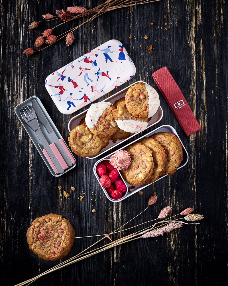 Des cookies au chocolat blanc et pralines roses tout doux pour fêter la Saint Valentin ! A partager avec sa moitié d'amour ou d'amitié ou d'amitié ou les deux (ou avec personne en fait) :p