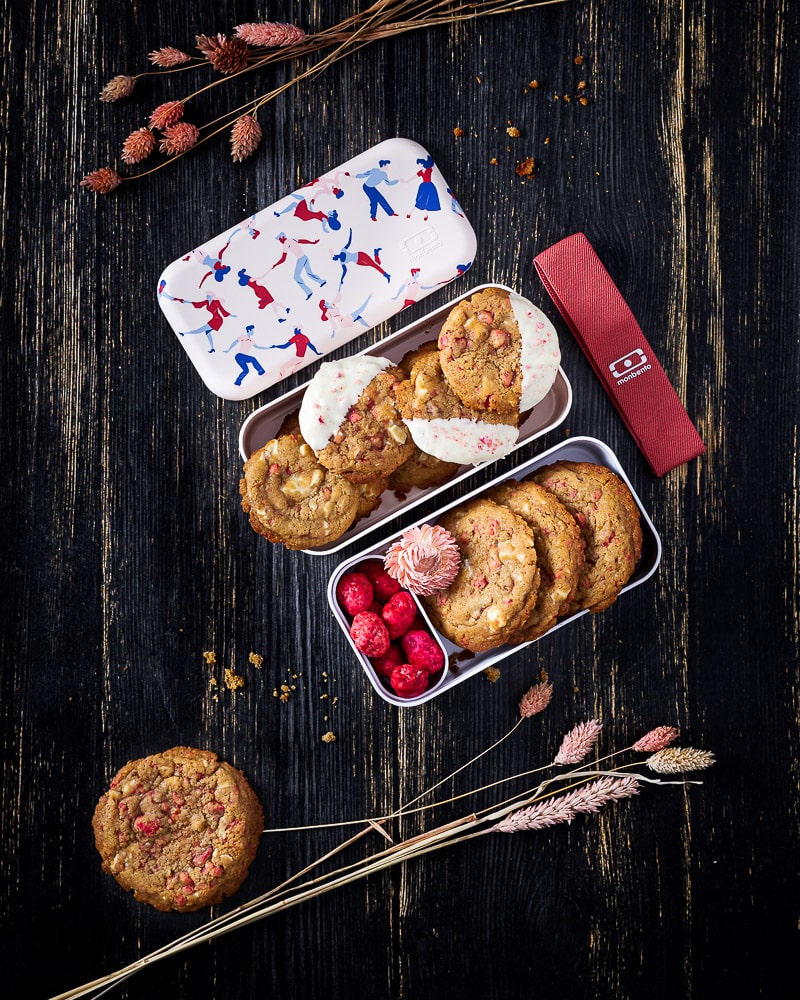 Des cookies au chocolat blanc et pralines roses tout doux pour fêter la Saint Valentin ! A partager avec sa moitié d'amour ou d'amitié ou d'amitié ou les deux (ou avec personne en fait) :p