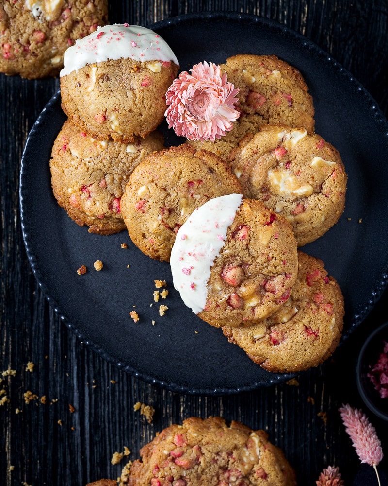 Des cookies au chocolat blanc et pralines roses tout doux pour fêter la Saint Valentin ! A partager avec sa moitié d'amour ou d'amitié ou d'amitié ou les deux (ou avec personne en fait) :p