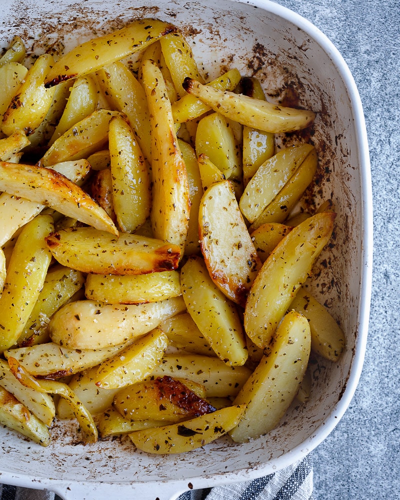 Voici ma recette familiale de patates au four à la grecque ! La goûter, c'est l'adopter, en plus elle est toute simple !