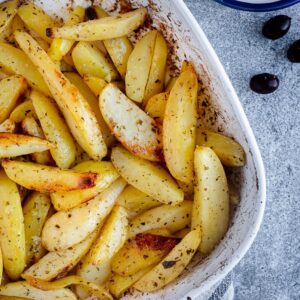 Voici ma recette familiale de patates au four à la grecque ! La goûter, c'est l'adopter, en plus elle est toute simple !
