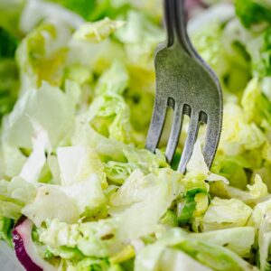 Cette vinaigrette, bien que rude pour l’haleine, est tellement bonne qu’on sacrifie volontiers la fin de sa journée !