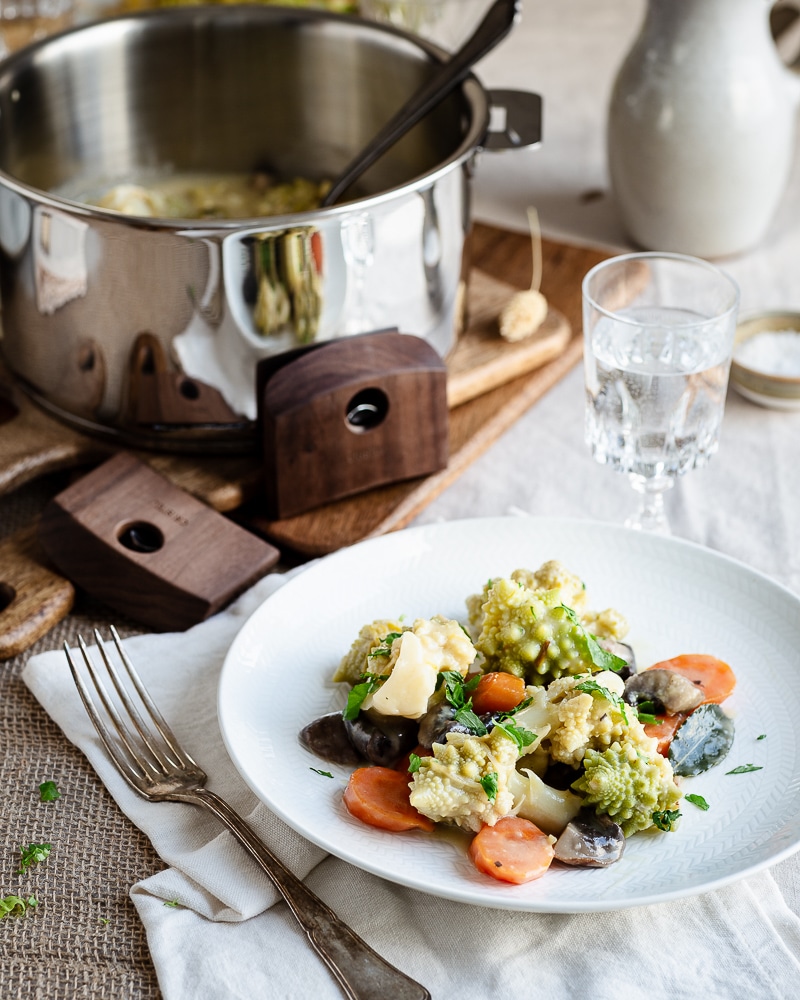 Voici une recette toute simple de Blanquette Végétarienne au Chou Romanesco. Cette recette est 100% légumée !