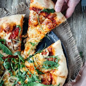 Dans cet article, je vous explique comment réussir votre Pâte à Pizza et Pizza maison ! Toutes les étapes et conseils, ainsi que ma recette fétiche !