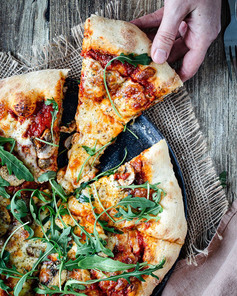 Dans cet article, je vous explique comment réussir votre Pâte à Pizza et Pizza maison ! Toutes les étapes et conseils, ainsi que ma recette fétiche !