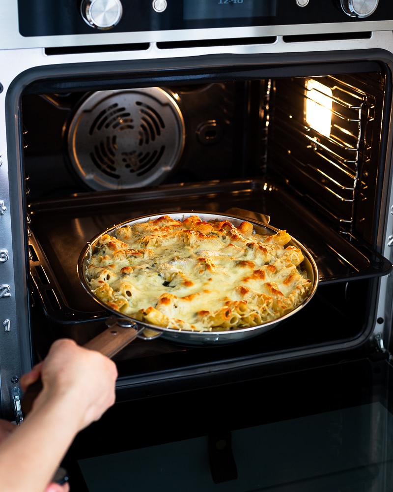 Qu'est ce que j'aime ce Gratin de Pâtes Poireaux et Cheddar ! Des pâtes, une bonne dose de poireaux fondants et du cheddar filant à n'en plus finir !