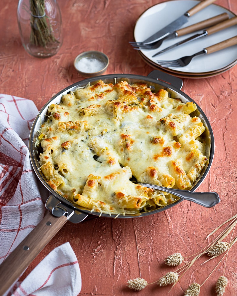 Qu'est ce que j'aime ce Gratin de Pâtes Poireaux et Cheddar ! Des pâtes, une bonne dose de poireaux fondants et du cheddar filant à n'en plus finir !