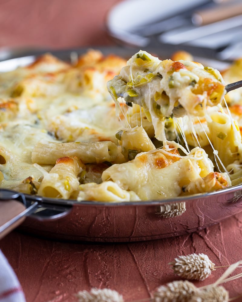 Qu'est ce que j'aime ce Gratin de Pâtes Poireaux et Cheddar ! Des pâtes, une bonne dose de poireaux fondants et du cheddar filant à n'en plus finir !