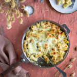 Qu'est ce que j'aime ce Gratin de Pâtes Poireaux et Cheddar ! Des pâtes, une bonne dose de poireaux fondants et du cheddar filant à n'en plus finir !