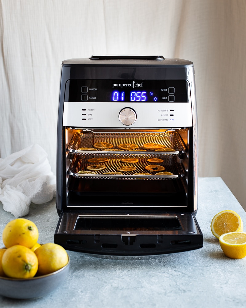 Des petits muffins au citron délicieux et faciles à faire. Cuits dans un Air Fryer, ils sont moelleux à souhait. Parfait pour le goûter ou même le petit déjeuner ou juste pour un petit plaisir pas coupable du tout !