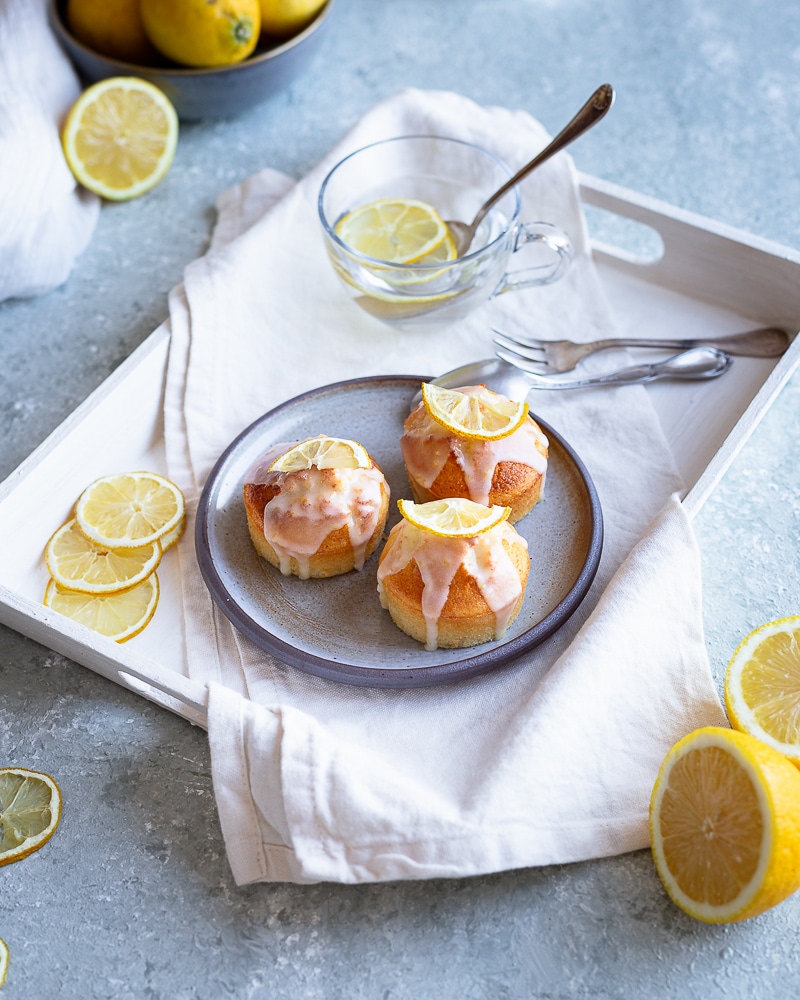 Des petits muffins au citron délicieux et faciles à faire. Cuits dans un Air Fryer, ils sont moelleux à souhait. Parfait pour le goûter ou même le petit déjeuner ou juste pour un petit plaisir pas coupable du tout !