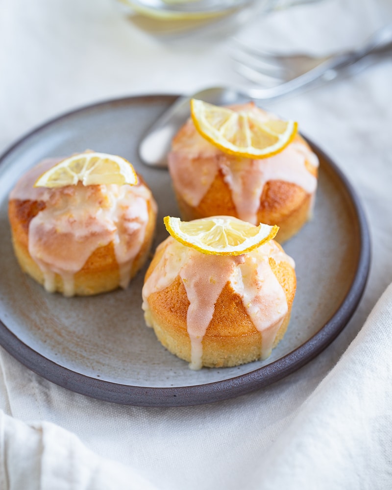 Des petits muffins au citron délicieux et faciles à faire. Cuits dans un Air Fryer, ils sont moelleux à souhait. Parfait pour le goûter ou même le petit déjeuner ou juste pour un petit plaisir pas coupable du tout !