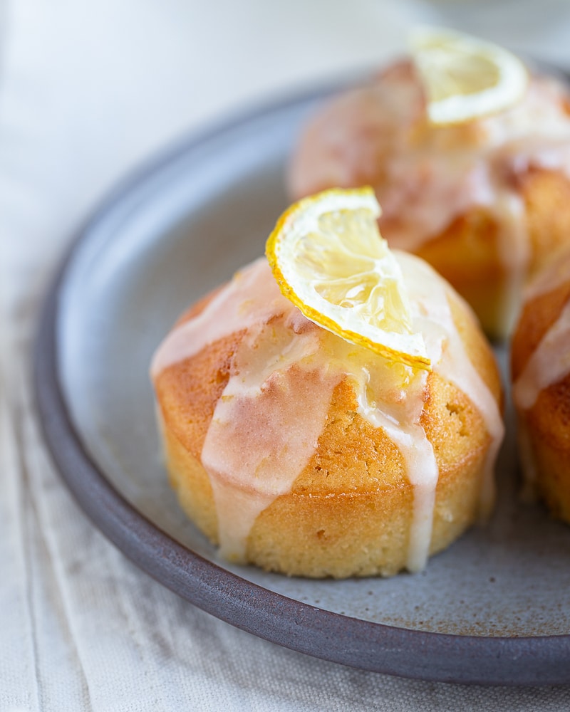 Des petits muffins au citron délicieux et faciles à faire. Cuits dans un Air Fryer, ils sont moelleux à souhait. Parfait pour le goûter ou même le petit déjeuner ou juste pour un petit plaisir pas coupable du tout !