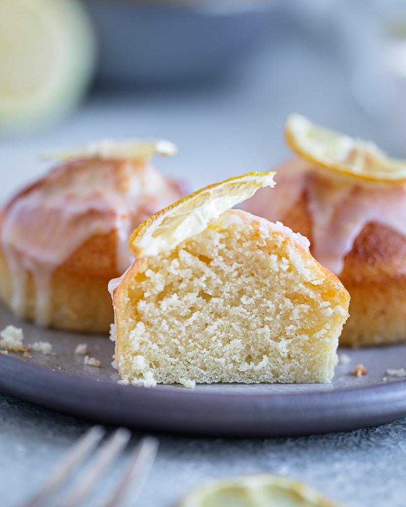 Des petits muffins au citron délicieux et faciles à faire. Cuits dans un Air Fryer, ils sont moelleux à souhait. Parfait pour le goûter ou même le petit déjeuner ou juste pour un petit plaisir pas coupable du tout !