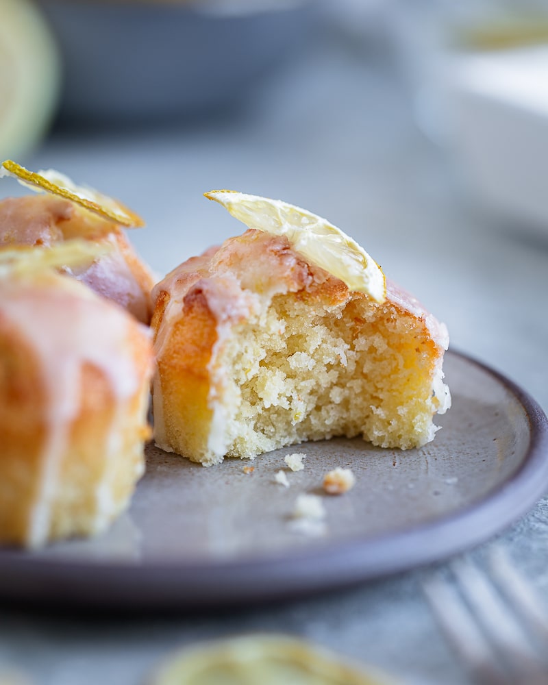 Des petits muffins au citron délicieux et faciles à faire. Cuits dans un Air Fryer, ils sont moelleux à souhait. Parfait pour le goûter ou même le petit déjeuner ou juste pour un petit plaisir pas coupable du tout !