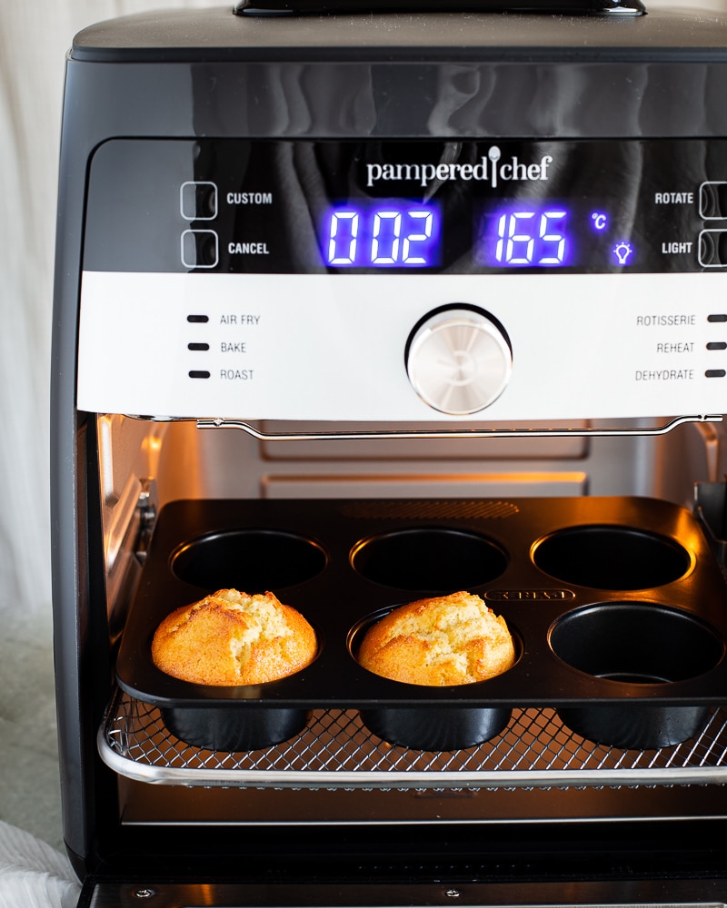 Des petits muffins au citron délicieux et faciles à faire. Cuits dans un Air Fryer, ils sont moelleux à souhait. Parfait pour le goûter ou même le petit déjeuner ou juste pour un petit plaisir pas coupable du tout !