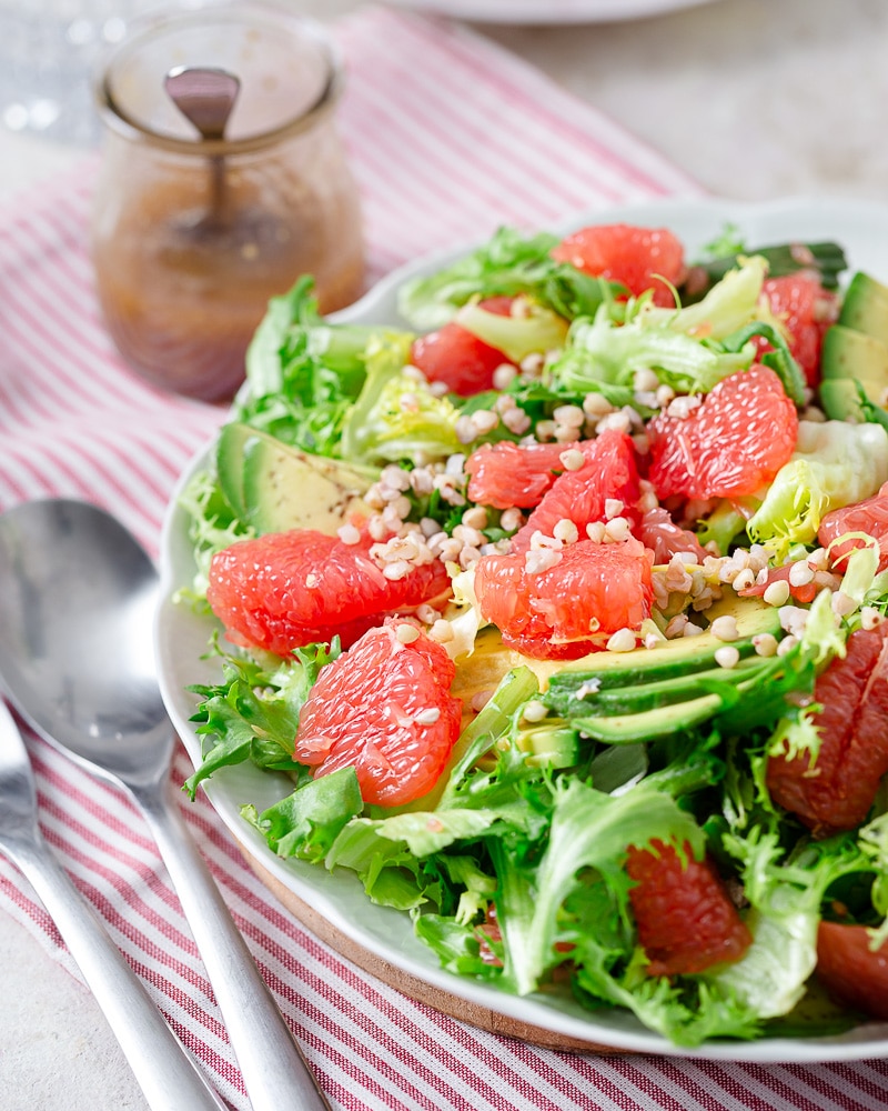 Salade d’hiver au Pamplemousse pour profiter encore un peu de cet agrume que j'adore avant la fin de la saison et vous donner des idées de recettes salées avec du pamplemousse