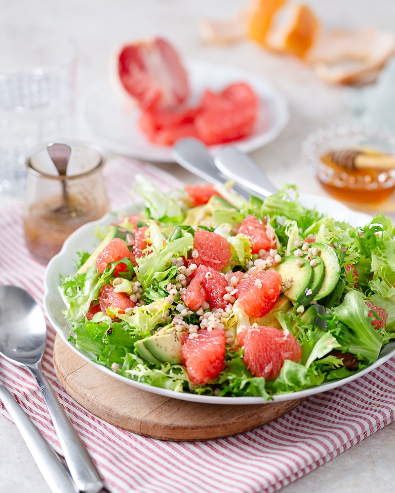 Salade d’hiver au Pamplemousse pour profiter encore un peu de cet agrume que j'adore avant la fin de la saison et vous donner des idées de recettes salées avec du pamplemousse