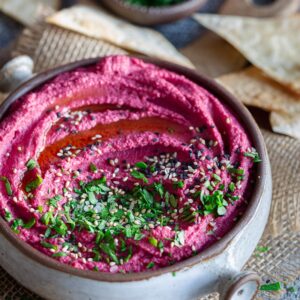 Un houmous de betteraves d'un rose éclatant, légèrement sucré et délicieusement sain, très facile à réaliser en plaçant tous les ingrédients dans le bol d'un mixeur.