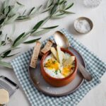 Voici une recette toute simple d'Œufs cocottes aux Asperges blanches, pour cuisiner ces jolis légumes de saison un peu différemment !
