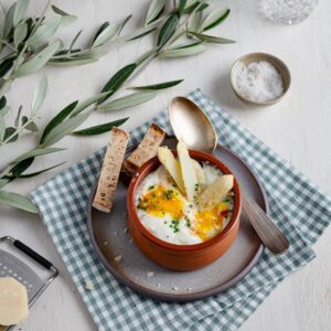 Voici une recette toute simple d'Œufs cocottes aux Asperges blanches, pour cuisiner ces jolis légumes de saison un peu différemment !